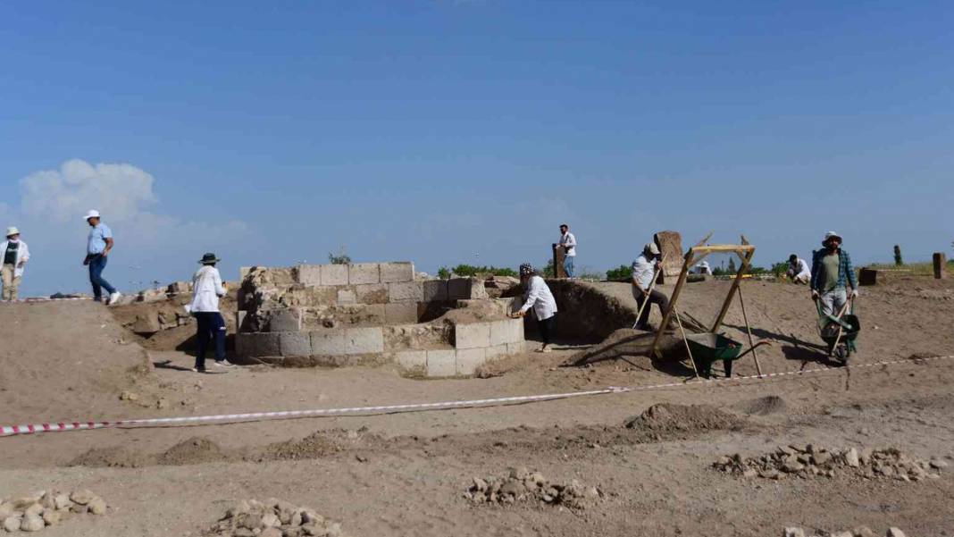 Dünyanın en büyük Türk İslam mezarlığında heyecanlandıran keşif 8